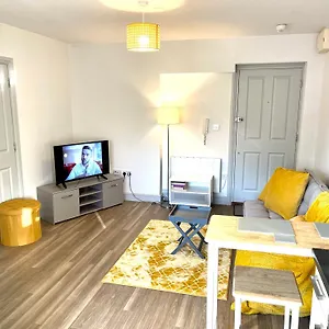 Stylish Cosy And Bright - Fantastic Location - Perfect For Business Or Solo Travellers Apartment Bishop's Stortford