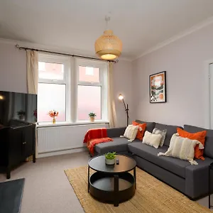 Holiday home Joseph By Koya Homes - 3-bedroom Home, High Street, Free Parking, Barry